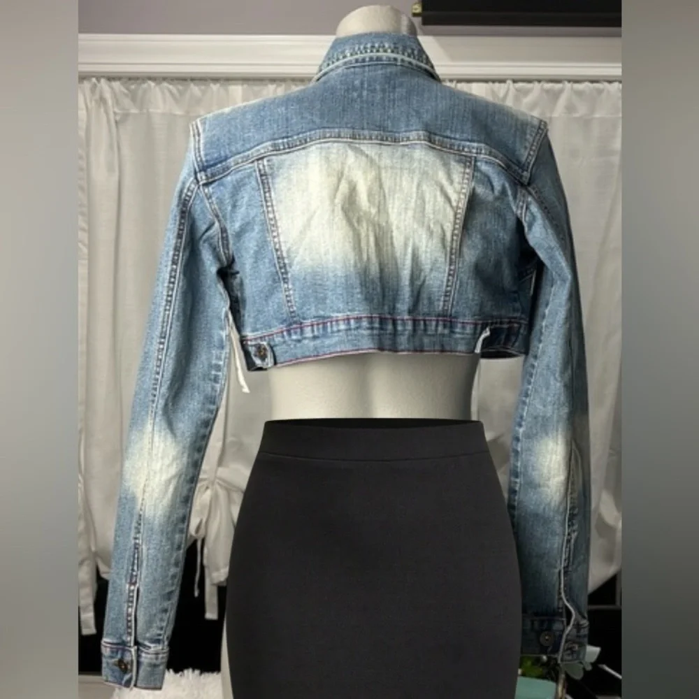 NWT YnQ Signature Distressed Cropped Denim Jacket Medium Blue Jean Jacket Trendy - Picture 3 of 16